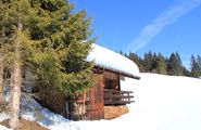 fengtirolis-Alm im Winter mit Panoramablick über den Tiefschnee